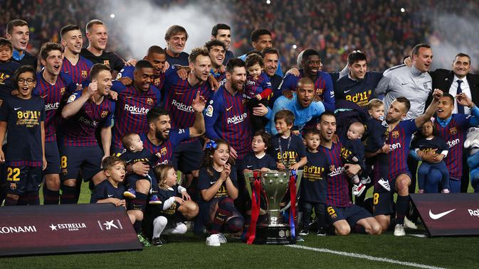 Barcelona merayakan keberhasilan jadi juara La Liga 2018-2019 di Camp Nou, Minggu dini hari WIB (28/4/2019). (AFP/Pau Barena)