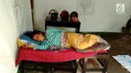 Karena menderita penyakit gula darah, akhirnya wanita ini ditinggalkan oleh keluarganya di depan masjid.