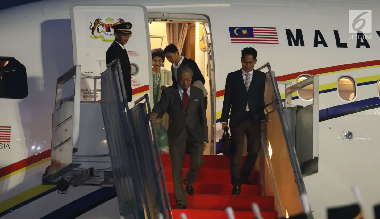 PM Malaysia Mahathir Mohamad tiba di Bandara Halim Perdanakusuma, Jakarta, Kamis (28/6). Ini adalah kunjungan bilateral Mahathir Mohamad yang pertama setelah menjadi PM Malaysia untuk kedua kalinya pada 10 Mei 2018. (Liputan6.com/Angga Yuniar)