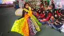 Selain dari koran, terlihat peserta lainnya juga mengenakan pakaian warna-warni yang dibuat dari sedotan. (merdeka.com/Arie Basuki)