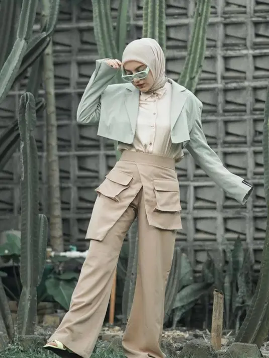 Atau bisa juga dipadukan dengan hijab warna beige, seperti penampilan Irish Bella ini. (Instagram/_irishbella_).
