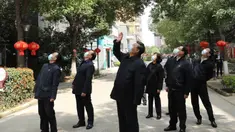 Presiden China Xi Jinping melambaikan tangan kepada warga yang dikarantina di rumah serta menyampaikan salam kepada mereka di sebuah area permukiman di Wuhan, 10 Maret 2020. Xi melakukan inspeksi terkait upaya pencegahan dan pengendalian wabah virus corona di Wuhan. (Xinhua/Xie Huanchi)