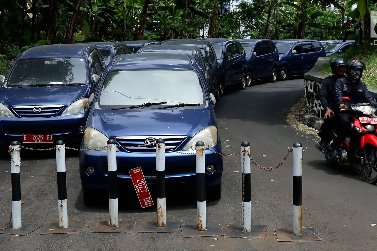 Mobil Dinas Telantar di Kompleks DPR