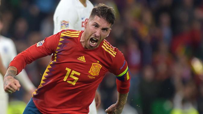 Bek Spanyol, Sergio Ramos berselebrasi usai mencetak gol ke gawang Inggris pada pertandingan  Grup 4 UEFA Nations League 2018 di stadion Benito Villamarin, Sevilla (15/10). Inggris menang 3-2 atas Spanyol. (AFP Photo/Cristina Quicler)