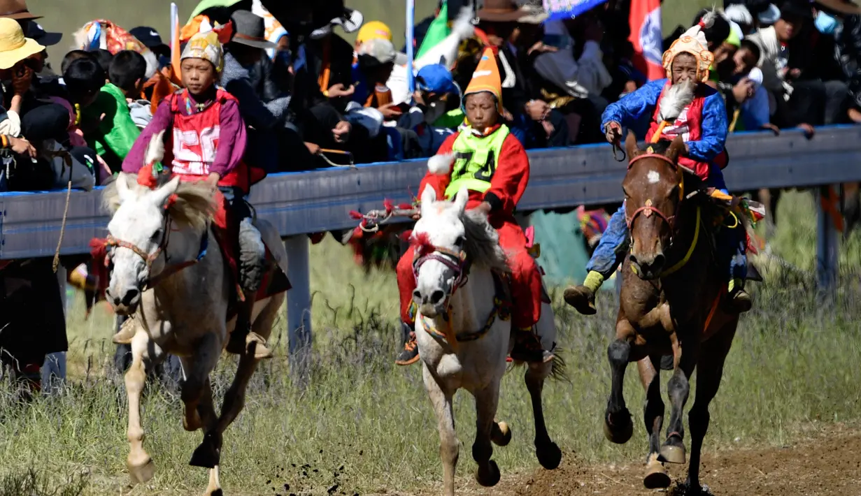 Para joki muda berlomba dalam babak penyisihan balap kuda 8 kilometer yang digelar di festival balap kuda tradisional di Nagqu, Daerah Otonom Tibet, China, 12 Agustus 2020. Po Karyu, seorang joki berusia 13 tahun dari Wilayah Nyainrong, akhirnya keluar sebagai juara di babak final. (Xinhua/Zhang Ruf