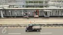 Pekerja merenovasi halte Busway Harmoni, Jakarta, Jum'at (29/1/2016). Perbaikan dilakukan pada jalur masuk penumpang karena sempat ambruk beberapa waktu lalu. (Liputan6.com/Faisal R Syam)