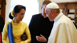 Aung San Suu Kyi berbincang dengan Paus Fransiskus di Vatikan (4/5). Vatikan mengkonfirmasikan sebuah kesepakatan yang merupakan langkah terakhir dalam rehabilitasi negara Asia Tenggara oleh masyarakat internasional. (AFP Photo/Pool/Tony Gentle)