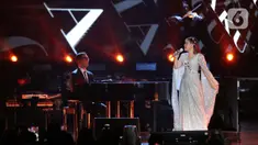 Penyanyi Rossa saat menghibur para penggemarnya di Senayan, Jakarta, Jumat (27/5/2022). Dalam konser bertajuk Rossa 25 Shining Years Concert yang menjadi penanda 25 tahun kariernya dalam industri musik ini Rossa membawakan 27 lagu. (Liputan6.com/Angga Yuniar)