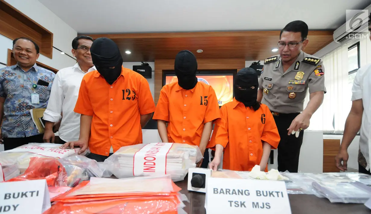 Kabagpenum Polri Kombes Pol Martinus Sitompul (kedua kanan) usai keterangan pengungkapan jaringan jual beli surat keterangan sakit online di Jakarta, Jumat (12/1). Ditpidsiber Mabes Polri menangkap tiga tersangka. (Liputan6.com/Helmi Fithriansyah)