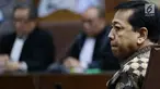 Terdakwa kasus korupsi E-KTP, Setya Novanto mendengarkan pembacaan sela pada sidang lanjutan di Pengadilan Tipikor, Jakarta, Kamis (4/1). Majelis Hakim menolak nota keberatan atau eksepsi Setya Novanto atas surat dakwaan KPK. (Liputan6.com/Johan Tallo)