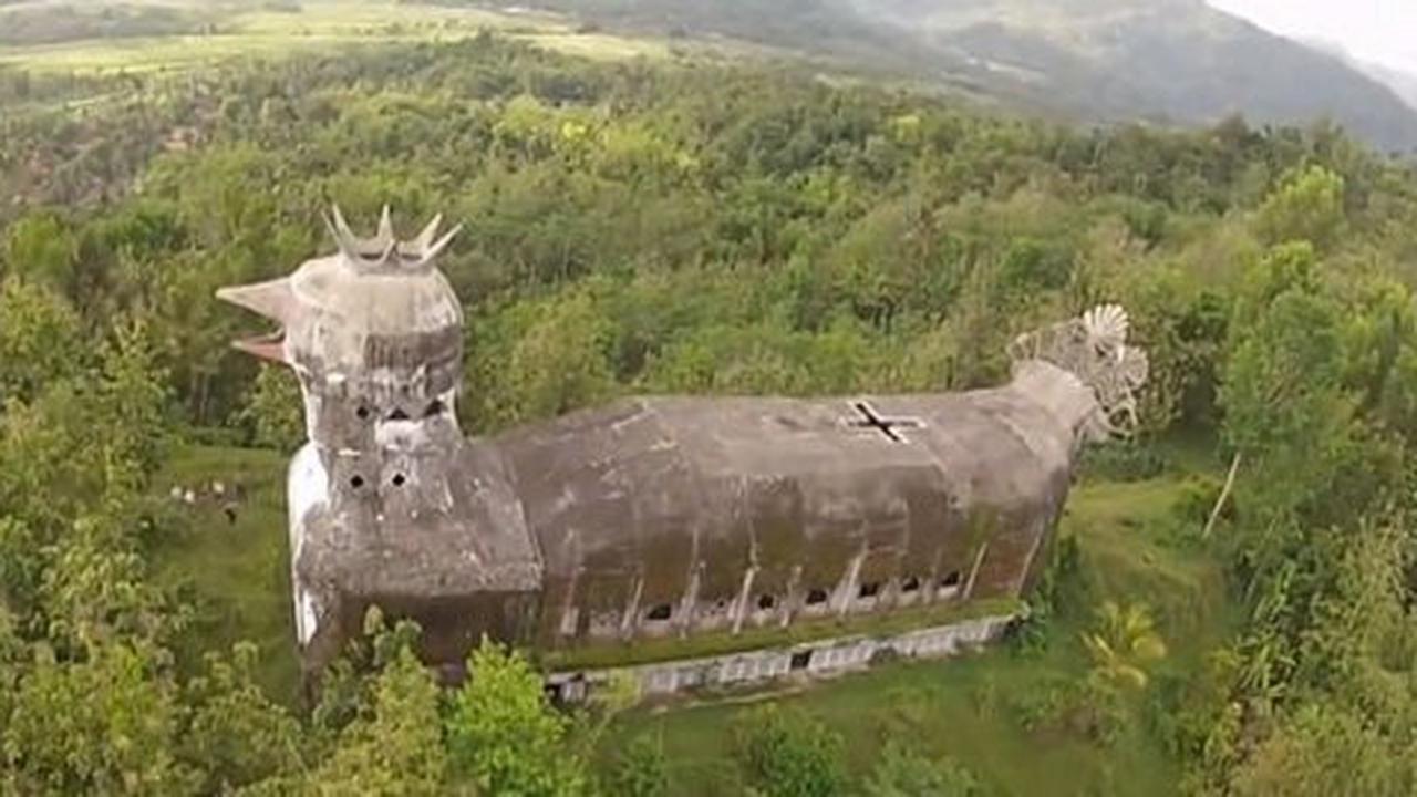 Gereja ayam tersembunyi di puncak bukit Indonesia kini mendunia
