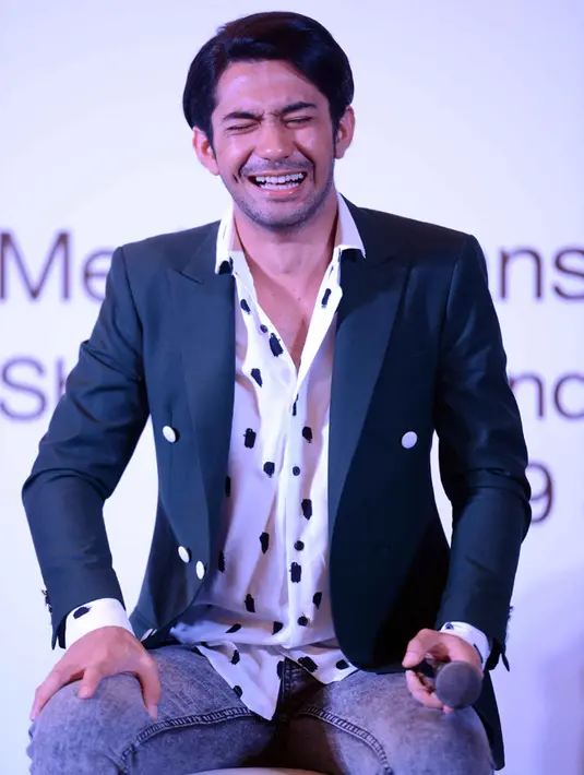 Selain itu, Reza pun membahas soal memberikan ucapan selamat hari raya kepada agama lain yang selama ini selalu menjadi perdebatan apakah boleh atau tidak. Menurutnya, itu tidak ada salahnya. (Nurwahyunan/Bintang.com)