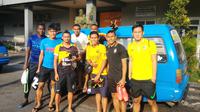 Titus Bonai dkk. berpose di depan angkutan kota (angkot) yang membawa mereka ke Stadion Gajayana, Malang. (Bola.com/Riskha Prasetya)