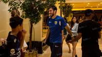 Bek Persib Bandung, Vladimir Vujovic, menyapa gelandang Arema Cronus, Ferry Saragih, saat tiba di Hotel Sultan, Jakarta, Minggu (3/4/2016) usai laga final Torabika Bhayangkara Cup 2016. (Bola.com/Vitalis Yogi Trisna)