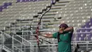 Luis Alvarez dari Meksiko melepaskan panah dengan latar belakang tribun kosong selama kompetisi nomor beregu campuran Olimpiade Tokyo 2020 di Yumenoshima Park Archery Field, Tokyo, pada 24 Juli 2021, di Tokyo, Jepang. (AP/Alessandra Tarantino)