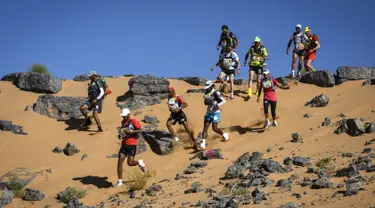 Para peserta bersaing dalam lomba lari Marathon des Sables ke-34 tahap kedua di Gurun Sahara, Maroko, Senin (8/4). Marathon des Sables merupakan salah satu lomba lari terekstrem di dunia. (JEAN-PHILIPPE KSIAZEK/AFP)