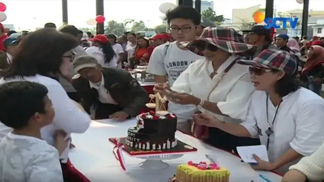 Relawan dan penggemar Ahok menggelar perayaan ulang tahun mantan gubernur DKI Jakarta itu di RPTRA Kalijodo, Jakarta Barat.