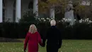Peringatan Hari AIDS Sedunia di Gedung Putih AS ditandai dengan sambutan dari pasangan Bidens dan Jeanne White-Ginder, yang putra remajanya, Ryan White, meninggal akibat AIDS pada tahun 1990. (Annabelle Gordon/Getty Images North America/Getty Images via AFP)