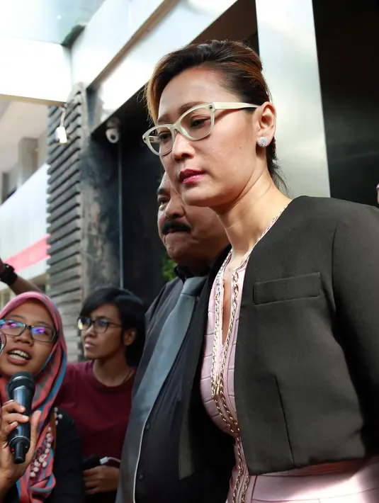 "Ini masalah psikologis anak saya. Rumah tangga orang lain diganggu. Anakmu kalau dibegitukan bagaimana? keluargamu kalau dibedigitukan gimana?" lanjut Inul. (Deki Prayoga/Bintang.com)