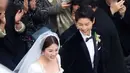 Di foto-foto yang tersebar, pasangan ini terlihat bahagia. Song Joong Ki tampan dengan setelan jasnya, serta Song Hye Kyo dengan gaun berwarna  putih. Di satu foto Song Joong Ki tampak meneteskan air mata. (Twitter/SophiaMin)