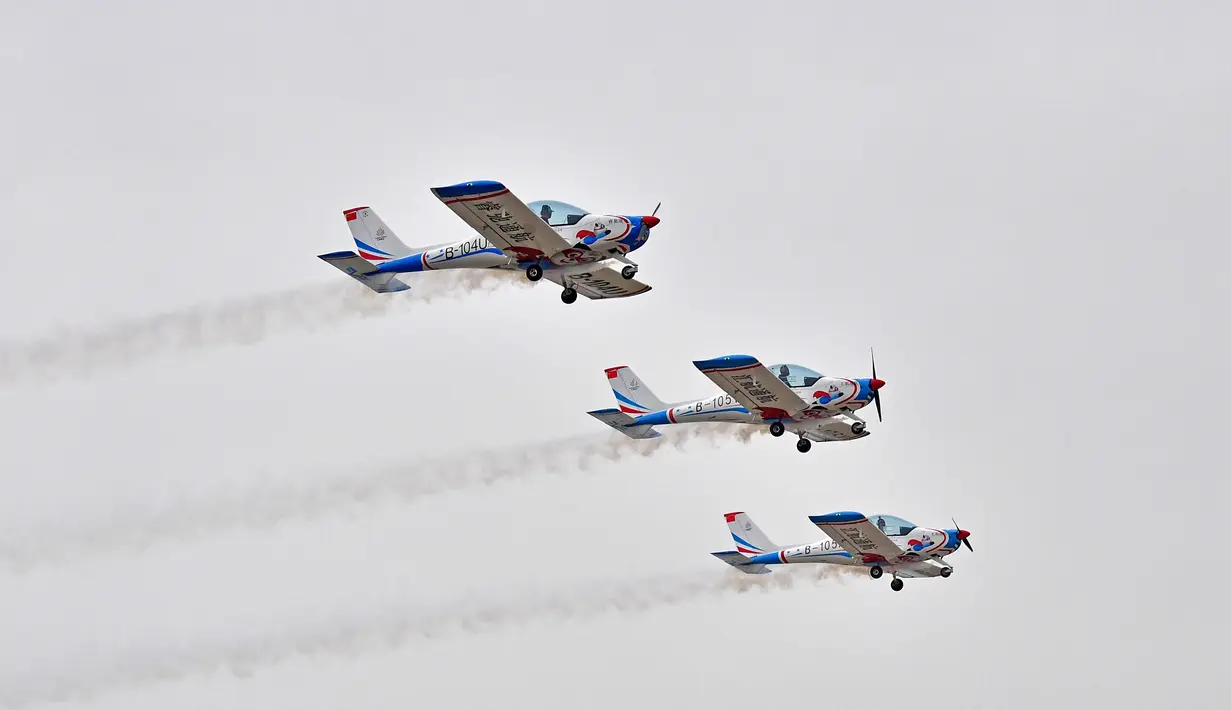 Para pecinta olahraga udara menyuguhkan pertunjukan aerobatik pada pembukaan Festival Kebudayaan dan Pariwisata Olahraga Udara ke-12 di Anyang, Provinsi Henan, China, 29 September 2020. Acara tersebut dibuka pada Selasa (29/9) dan akan berlangsung hingga 5 Oktober. (Xinhua/Feng Dapeng)