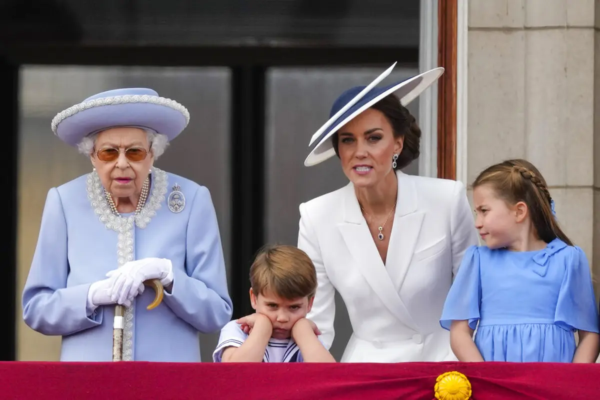 Ratu Elizabeth, Pangeran Louis, Kate Middleton, dan Putri Charlotte. (Alastair Grant/Pool Photo via AP)