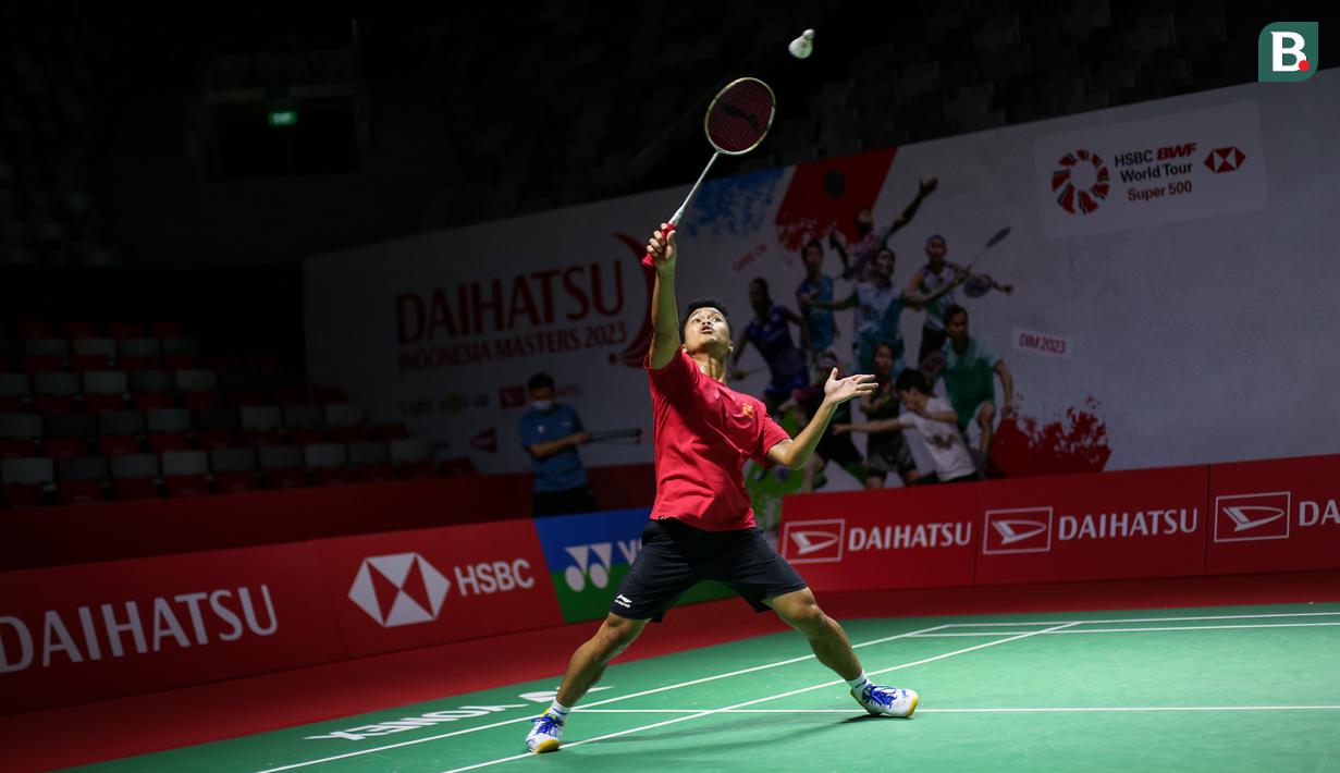 <p>Pebulutangkis tunggal putra Indonesia, Anthony Sinisuka Ginting saat melakukan latihan menjelang Indonesia Masters 2023 yang berlangsung di Istora Senayan, Jakarta, Senin (23/01/2023). (Bola.com/Bagaskara Lazuardi)</p>