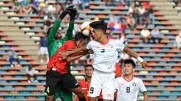 Pemain Timnas Indonesia U-22, Muhammad Ramadhan Sananta (tengah) berusaha menjebol gawang Timor Leste pada pertandingan ketiga Grup A SEA Games 2023 yang berlangsung di Olympic Stadium, Phnom Penh, Kamboja, Minggu (7/5/2023). (Bola.com/Abdul Aziz)