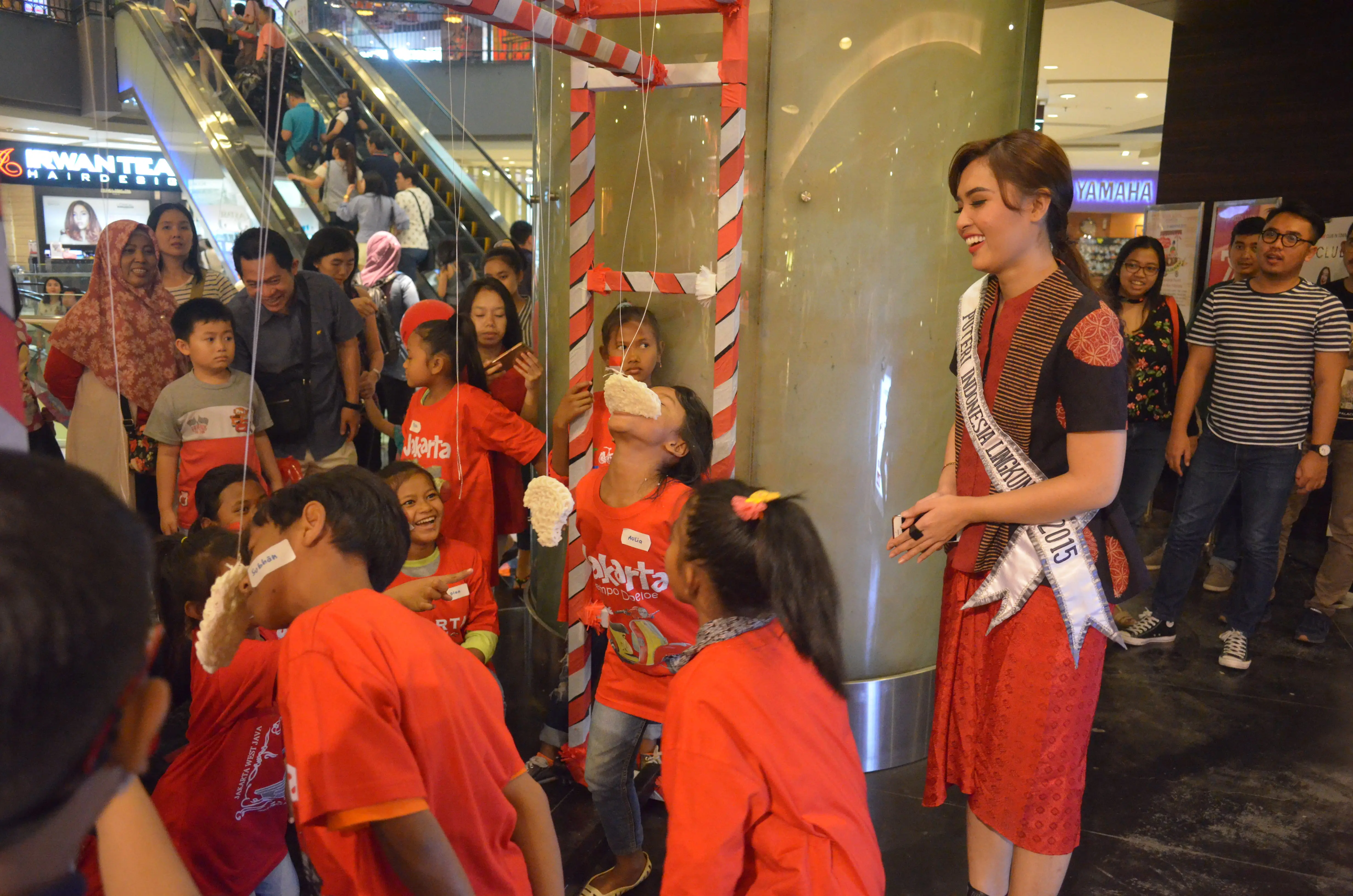 Puteri Indonesia Lingkungan 2015 Chintya Fabyola menyaksikan keseruan lomba di Alun Alun Indonesia, Grand Indonesia (Foto: Dok. Mustika Ratu)