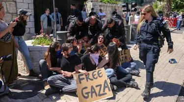 Aktivis sayap kiri Israel memprotes perang yang sedang berlangsung di Gaza, di depan konsulat Amerika Serikat di Yerusalem pada 24 Mei 2024. (AHMAD GHARABLI/AFP)