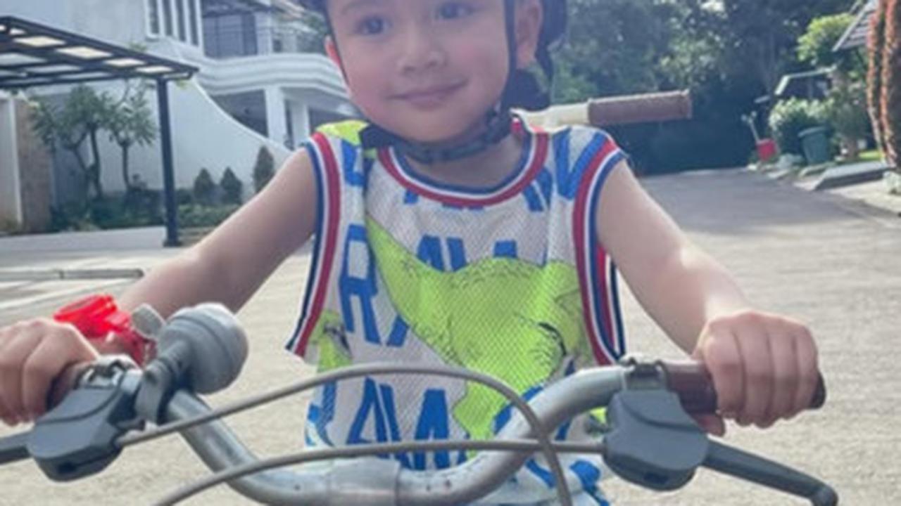 Dipuji Bayi Kharismatik, Potret Rayyanza Tersenyum Manis saat Bersepeda Keliling Komplek Curi Perhatian