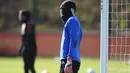 Kiper Manchester United, David de Gea saat mengikuti sesi latihan tim di kompleks pelatihan klub di dekat Carrington, sebelah barat Manchester, Inggris (20/2). MU akan berhadapan dengan Sevilla pada babak 16 Liga Champions. (AFP Photo/Oli Scarff)