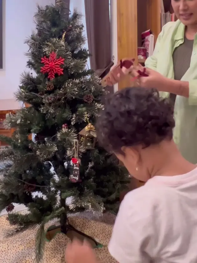 [Fimela] Penuh Haru, Ini 6 Potret Gewa Anak Glenn Fredly Saat Menghias Pohon Natal