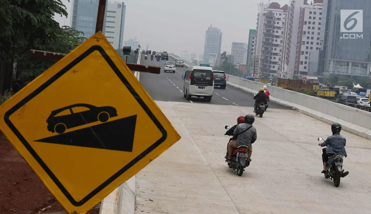 Kendaraan melintasi flyover Lebak Bulus di Jalan TB Simatupang, Jakarta Selatan, Kamis (19/10). Flyover ini diharapkan mampu mengurai kemacetan di Jalan TB Simatupang menuju Jalan RA Kartini, Lebak Bulus dan Ciputat. (Liputan6.com/Immanuel Antonius)