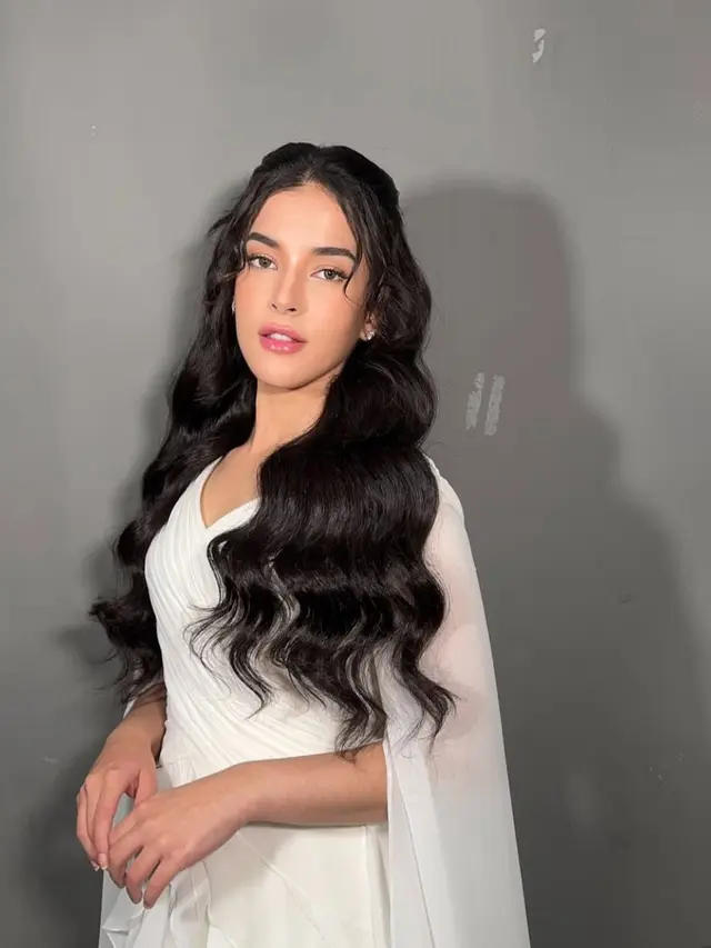 Potret Tasya Farasya dengan Makeup Natural dan Gaun Putih (credit: https://www.instagram.com/tasyafarasya/).