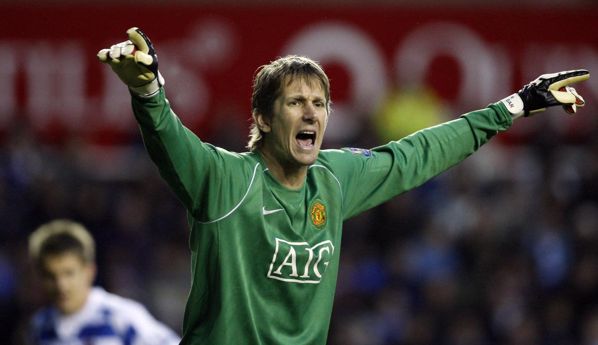 Edwin van der Sar. Kiper yang kini berusia 51 tahun dan kini menjabat CEO Ajax ini serta telah pensiun pada Juli 2011 bersama Manchester United yang diperkuatnya selama 6 musim. Ia didatangkan MU dari Fulham pada awal musim 2005/2006 dengan nilai transfer 4 juta euro dan langsung diplot sebagai kiper utama. Ia total tampil dalam 264 laga di semua ajang dengan torehan 135 kali clean sheet dan kebobolan 202 gol dan berhasil meraih 11 gelar di antaranya 4 trofi Premier League dan 1 trofi Liga Champions. (AFP/Adrian Dennis)