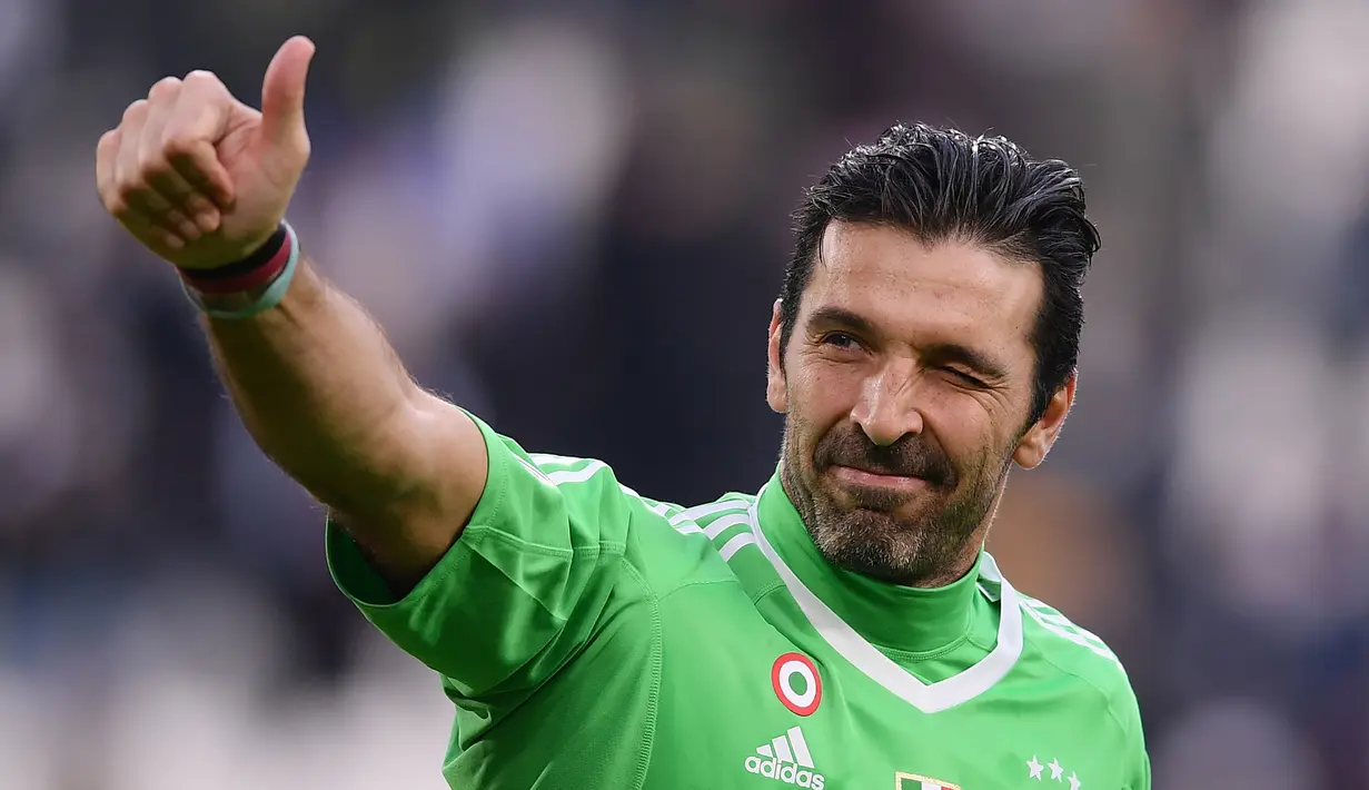 Gaya kiper Juventus Gianluigi Buffon saat menyapa penggemar usai timnya memenangkan pertandingan melawan Sassuolo dalalm Liga Italia Serie A di Stadion Allianz di Turin, Italia (4/2). (AFP Photo/Marco Bertorello)