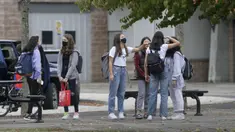 Para siswa yang mengenakan masker terlihat di sebuah sekolah di Vancouver, British Columbia, Kanada, 21 September 2020. Paparan COVID-19 telah dilaporkan di sedikitnya 20 sekolah di British Columbia sejak para siswa kembali belajar di sekolah dua pekan lalu. (Xinhua/Liang Sen)