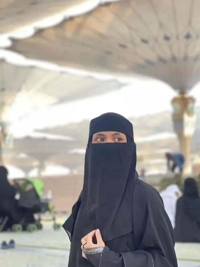 7 Potret Putri Isnari Kenakan Hijab dan Cadar, Tampilan Menawan Curi Perhatian (credit: instagram.com/putriisnari3).