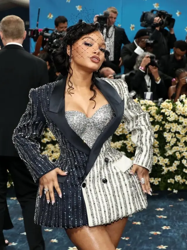 Halle Bailey mengenakan busana rancangan khusus dari Coach hasil kolaborasinya dengan Direktur Kreatif Stuart Vevers (Instagram/@hallebailey)