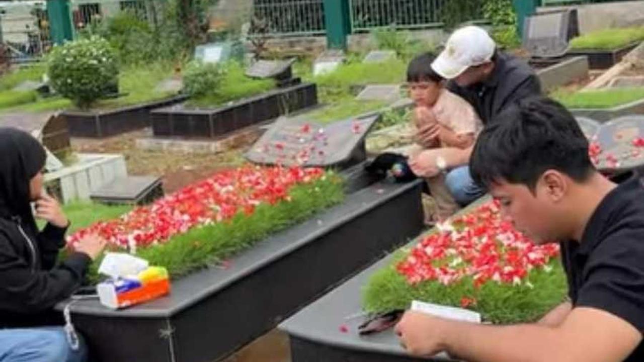Hari Ultah Vanessa Angel, Ini 8 Potret Momen Fuji dan Fadly Faisal Ajak Gala Nyekar ke Makam Orangtuanya