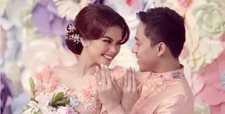 Tahun ini, jika tidak ada alangan pemeran sinetron Sheza Idris akan melepas masa lajangnya. Ia akan dipersunting Surya Irawan Ibrahim. Pernikahan akan digelar usai lebaran nanti, tapi tanggalnya masih dirahasiakan. (Instagram/shezaidris)