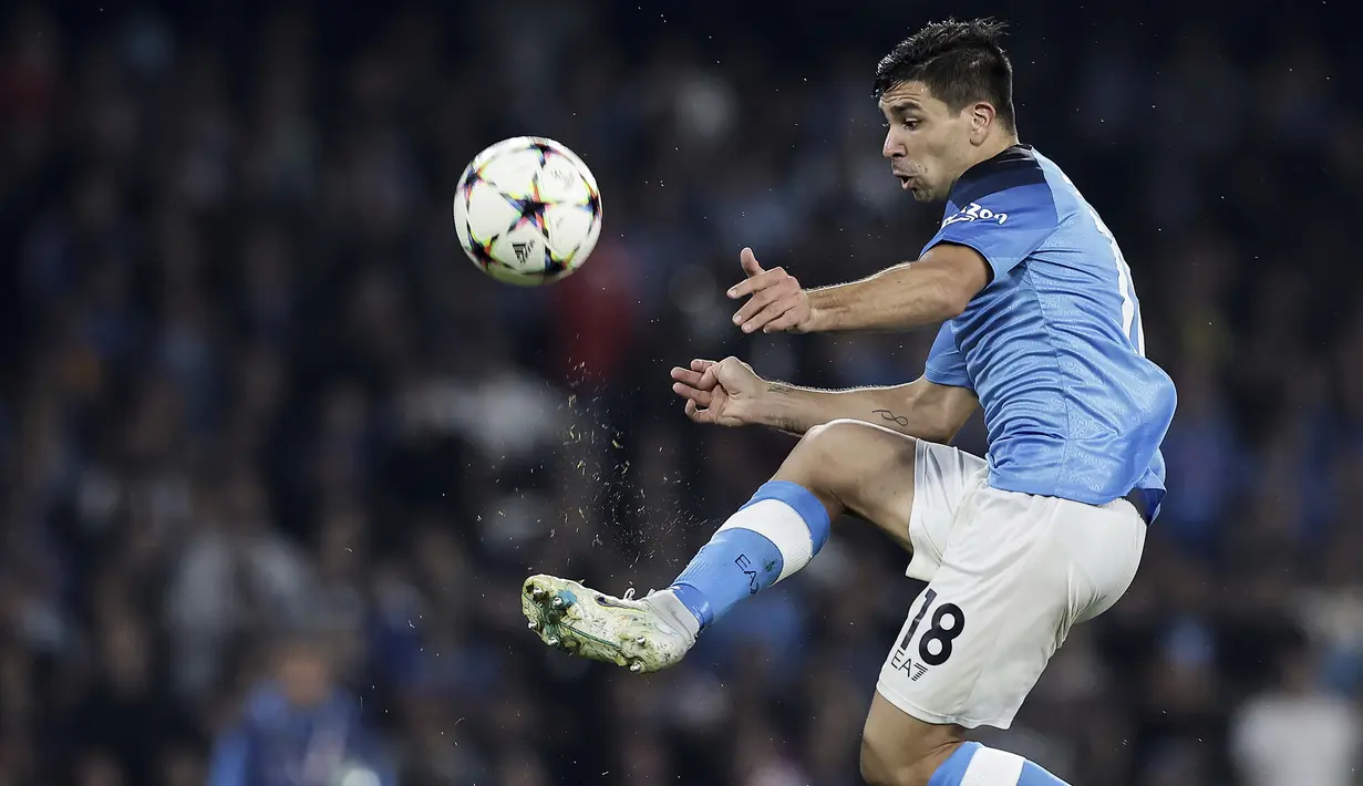 Giovanni Simeone. Striker Argentina berusia 27 tahun ini baru bergabung dengan Napoli pada awal musim 2022/2023 dengan status pinjaman dari Hellas Verona. Di fase grup Liga Champions 2022/2023 ia telah menyumbang 4 gol dari 4 penampilan. Ia hanya absen di matchday ke-4 saat Napoli menang 4-2 atas tamunya Ajax Amsterdam (12/10/2022). Di laga terakhir saat Napoli melibas tamunya Galsgow Ragers dengan skor 3-0, ia mampu mencetak 2 gol. (LaPresse via AP/Alessandro Garofalo)