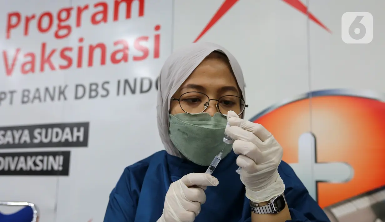 Petugas medis saat mengambil vaksin Sinopharm pada program “Sentra VGR Booster Bank DBS Indonesia” di Jakarta (12/3/2022). Sentra VGR kolaborasi Bank DBS Indonesia bersama Kimia Farma merupakan bentuk kepedulian kesehatan karyawan dan anggota keluarga. (Liputan6.com/Fery Pradolo)