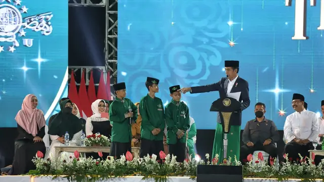 Presiden Jokowi bagikan sepeda kepada penabuh hadar termuda dalam acara festival Tradisi Islam Nusantara di Banyuwangi (Istimewa)