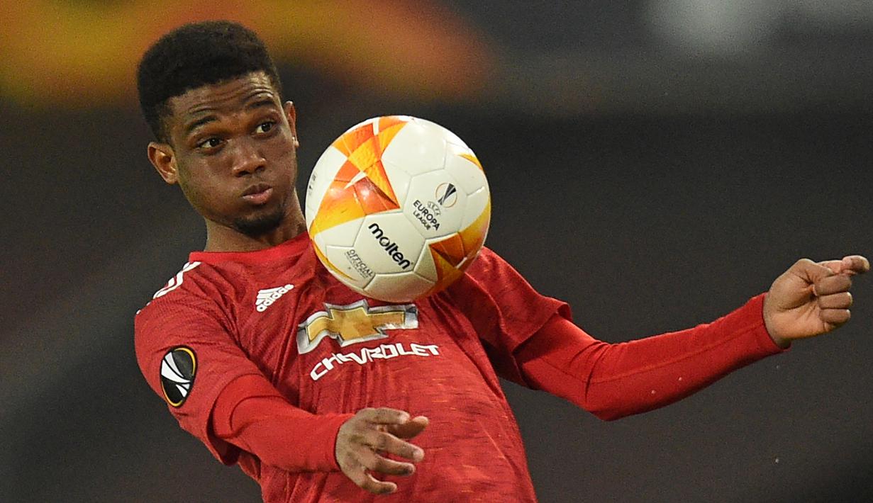 Gelandang Manchester United, Amad Diallo mengontrol bola dengan dada saat menghadapi Granada dalam laga leg kedua perempatfinal Liga Europa 2020/2021 di Old Trafford Stadium, Manchester, Kamis (15/4/2021). Manchester United menang 2-0 atas Granada. (AFP/Oli Scarff)