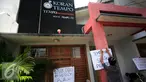 Sejumlah poster di tempel di depan Kantor Tempo Biro Jateng-Yogyakarta saat unjuk rasa AJI Yogyakarta (26/2). Aksi di gelar sebagai bentuk solidaritas atas atas pemecatan koresponden Tempo di Jayapura. (Liputan6.com/Boy Harjanto)