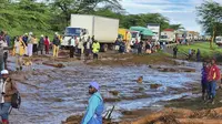 Masyarakat berkumpul di jalan utama di Desa Kamuchiri, Mai Mahiu, Nakuru County, Kenya, Senin (29/4/2024), pasca banjir bandang. (Dok. AP Photo)