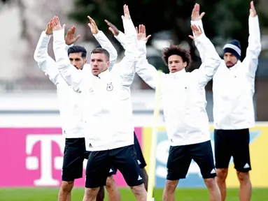 Lukas Podolski bersama rekan-rekannya melakukan pemanasan pada sesi latihan di Kamen, Jerman (21/03/2017). Jerman akan melawan Inggris pada laga persahabatan di Iduna Park Stadium. (EPA/Friedemann Vogel)