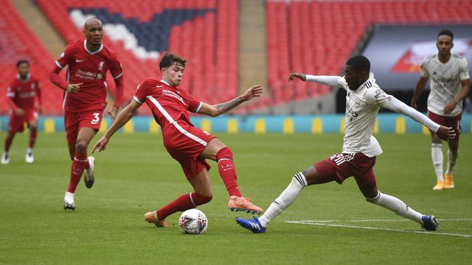 Bek Liverpool, Neco Williams (tengah) berebut bola dengan gelandang Arsenal, Ainsley Maitland-Niles pada laga Community Shield di stadion Wembley di London, Sabtu, (29/8/2020). (Justin Tallis / Pool via AP)